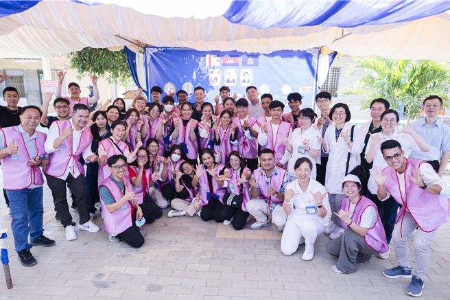 惠来医疗体系旗下宏仁医院、常春医院、东华医院近日与台中荣民总医院一群热血医护，组组国际义诊团，前往柬埔寨马德望省的偏乡，自9日至13日进行5天义诊。(照片由惠来医疗体系提供）
