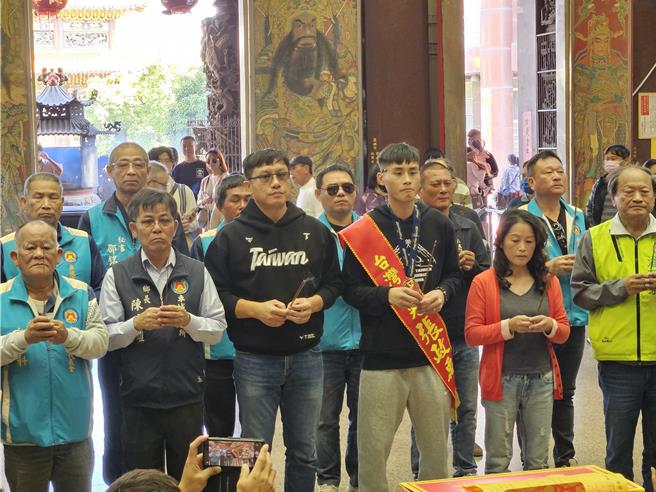 中華隊內野手張政禹（右三）回到車城老家，到福安宮拜拜。（羅琦文攝）