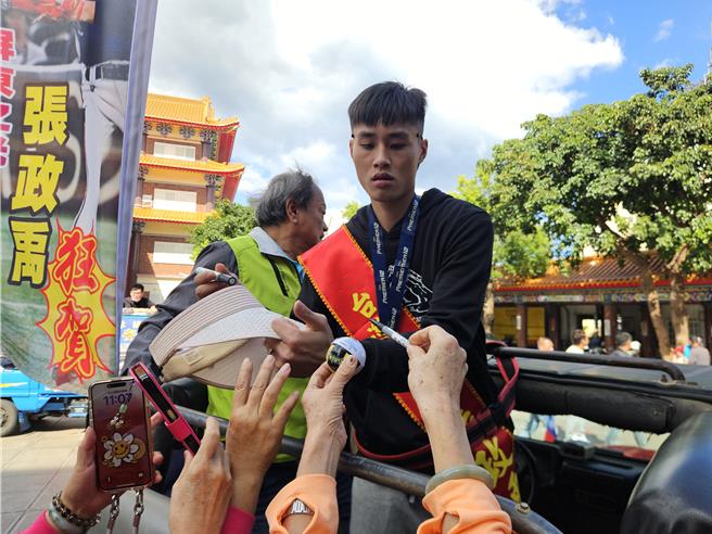 中華隊內野手張政禹回到車城老家，受到英雄式歡迎，鄉親紛紛要求簽名。（羅琦文攝）