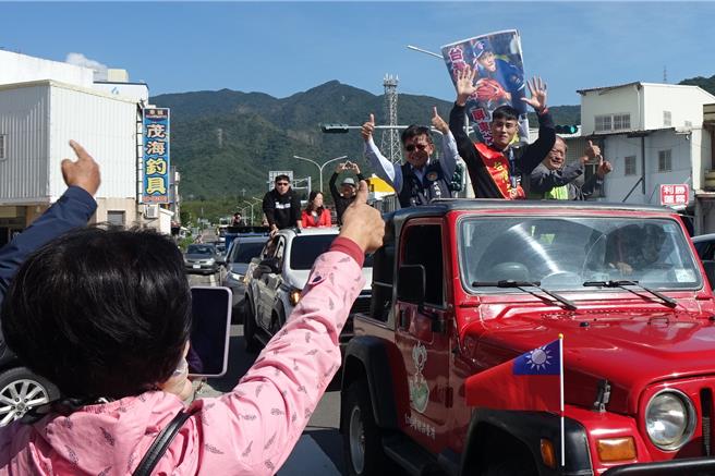 中華隊內野手張政禹（右二）回到車城老家，車隊遊街，受到熱烈歡迎。（羅琦文攝）