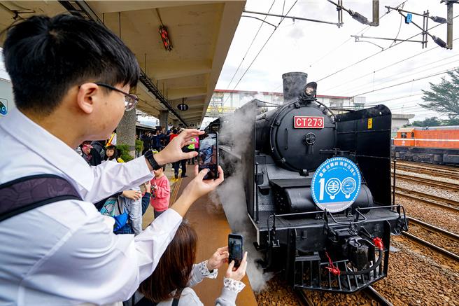 「蒸機女王」CT273現身宜蘭站是紀念活動最大亮點，吸引不少鐵道迷前來拍照。（李忠一攝）