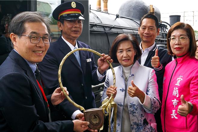 台鐵公司總經理馮輝昇、宜蘭站長謝炎達、宜蘭縣長林姿妙、宜蘭縣議會議長張勝德、宜蘭市長陳美玲（由左至右）等人完成路牌交接儀式。（李忠一攝）