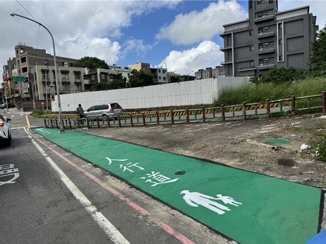 新北市政府持續推動「新北美樂地2.0」專案，活化林口區竹林路車道旁面積約43平方公尺的道路用地，畫設標線型人行道創造友善人行環境。圖為施工前後對比照。（新北市工務局提供）