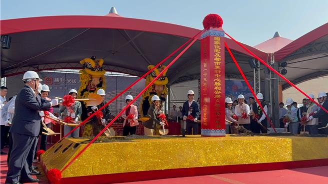 全國最大的社會住宅案今（30）日在高雄市鳳山區舉辦「勝利安居A」動土典禮，總計1865戶，預計2029年1月完工。（柯宗緯攝）