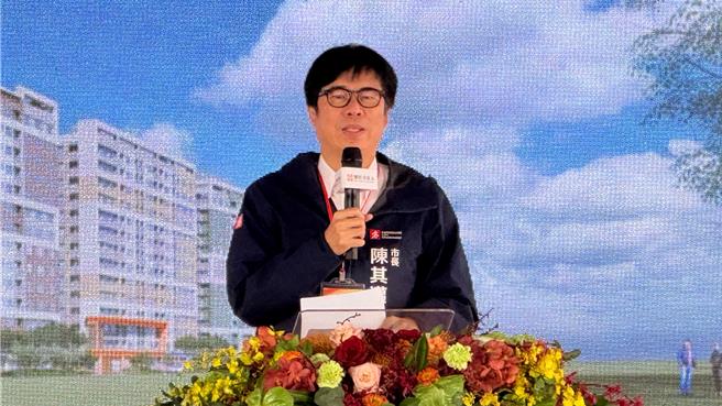 高雄市長陳其邁指出，假如沒有中央行政院支持，高雄市不可能蓋2萬2000戶社會住宅，尤其鳳山有5、6000戶，「感謝中央請客、中央埋單」。（柯宗緯攝）