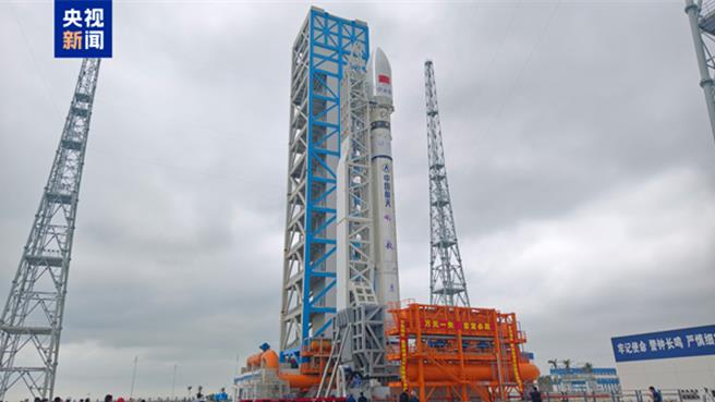 长征十二号遥一运载火箭今晚发射，南海航行警告火箭残骸坠落。（大陆央视）