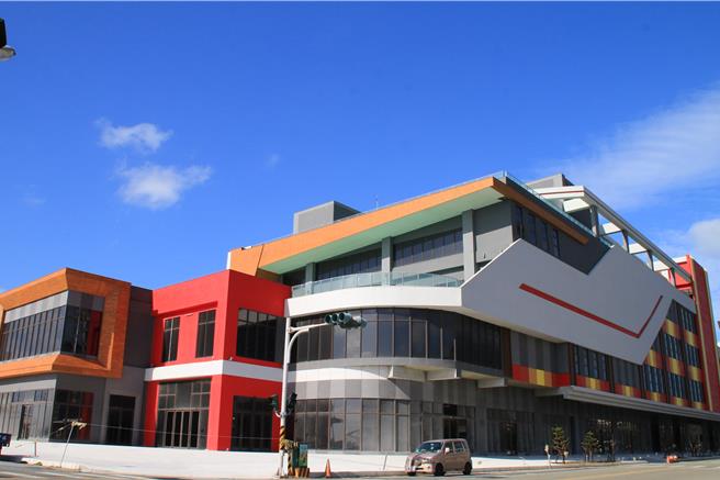 邮轮式外型的澎湖南海立体停车场30日正式启用，可提供汽车停车位400格及机车停车位150格。（许逸民摄）