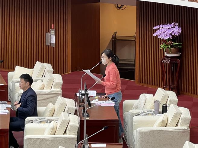 台北市议员陈慈慧指出，前台北市长柯文哲执政被称作「柯政猛于虎」，但台北市长蒋万安任内员工离职率也逐年攀升，是否也出现「跳船潮」。（张珈瑄摄）