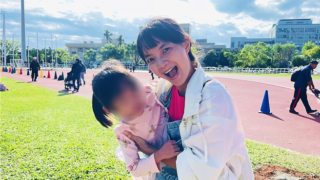 台东市亲子家庭二次参加幼儿亲子运动会，小朋友迫不及待下场玩乐。（萧嘉蕙摄）