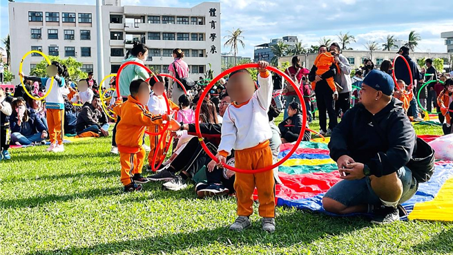 小朋友手拿呼拉圈跟跳大会舞，活力满满。（萧嘉蕙摄）