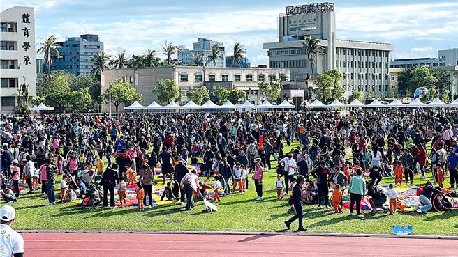 台东县幼儿亲子运动会30日于县立体育场登场，吸引逾百亲子家庭同乐。（萧嘉蕙摄）