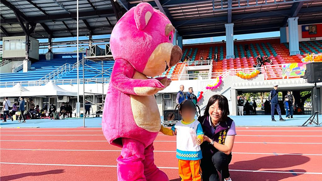 台东县政府教育处长蔡美瑶（右）手牵幼儿园小朋友和大型动画人偶合照。（萧嘉蕙摄）