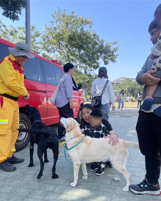 現場也結合消防局的搜救犬宣導。（讀者提供／張毓翎台南傳真）