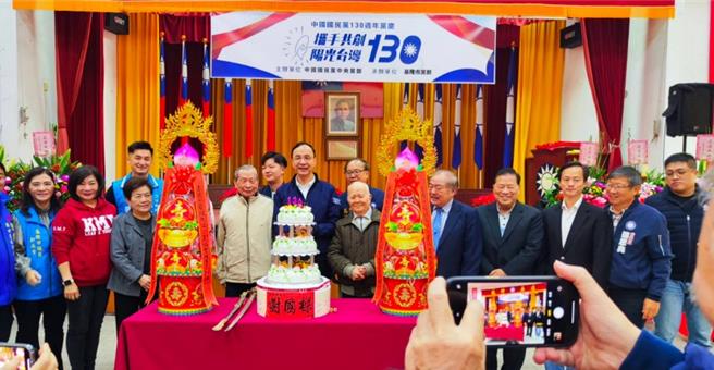 國民黨主席朱立倫11月30日上午至國民黨基隆市黨部參加130周年黨慶活動。朱立倫表示，感謝大家團結一致「力挺基隆，戰勝惡罷」。（徐佑昇攝）