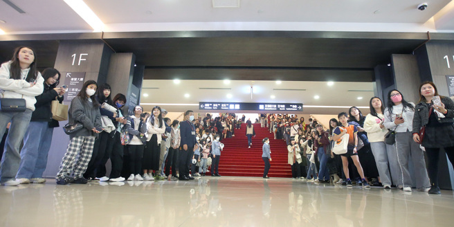 马英九文教基金会邀请大陆学生团访台，团员30日前往故宫博物院参观，吸引大批球迷及粉丝守候。（范扬光摄）