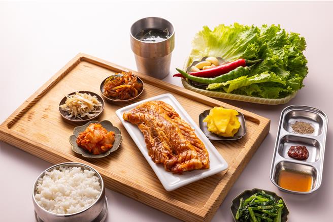 「正宗韩式个人独享餐」288元起即可大啖韩式烤肉，附赠泡菜、韩式凉拌马铃薯等6款韩式小菜无限供应，搭配海带汤、白饭、包肉生菜、3种特制沾酱。(八色烤肉提供)