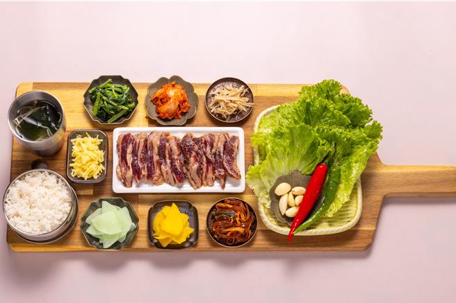 「正宗韩式个人独享餐」消费者可从猪肉和牛肉多种精选肉品中自由选择，图为「火烤牛助条独享餐」。(八色烤肉提供)