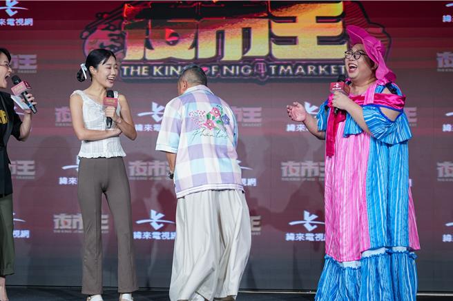 曾志偉（中）在台上扭屁股，製造笑聲。（羅永銘攝）