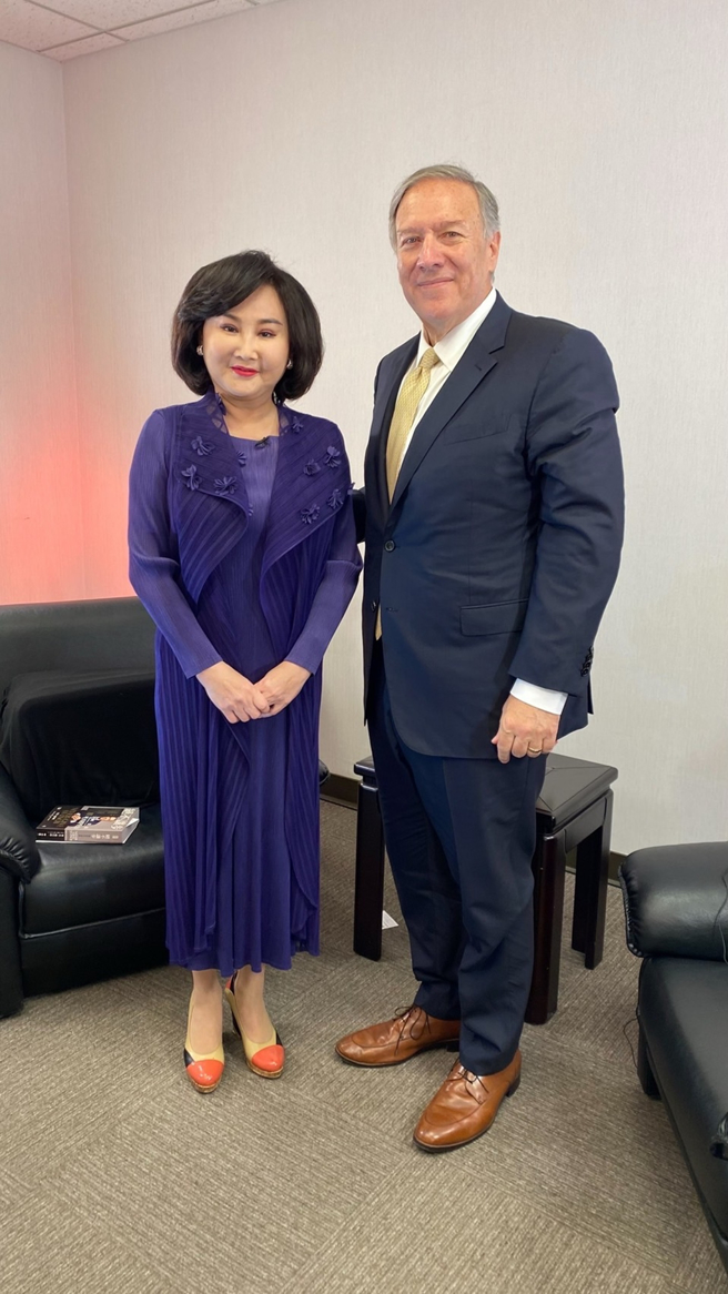 胡婉玲到印尼雅加达领奖。（图／胡婉玲提供）