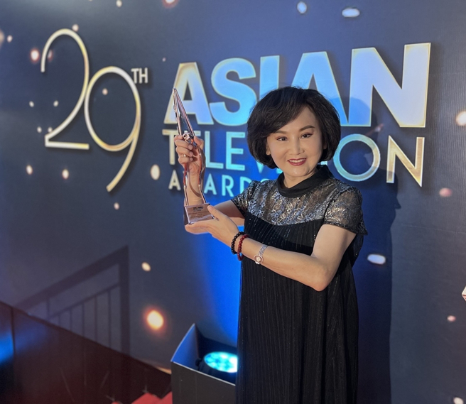 胡婉玲获得「最佳时事主持人奖」。（图／胡婉玲提供）