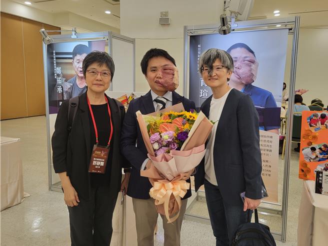 張育瑄（中）獲頒身心障礙楷模「金鷹獎」。（林周義攝）
