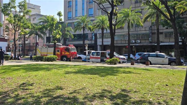 高雄有女子不慎跌入爱河，幸遭民眾目击救出没有大碍。（民眾提供／任义宇高雄传真）