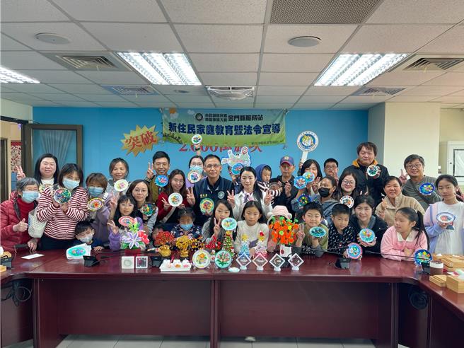 移民署南區事務大隊金門縣服務站今日辦理家庭教育暨法令宣導活動，指導新住民DIY創造，彩繪出屬於自己獨一無二的擴香石。(圖／移民署提供)