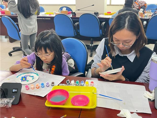 移民署南區事務大隊金門縣服務站今日辦理家庭教育暨法令宣導活動，指導新住民DIY創造，彩繪出屬於自己獨一無二的擴香石。(圖／移民署提供)