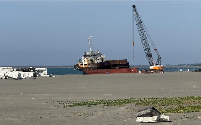 台版鐵達尼號開拆了，預計12月底完全拆解。（讀者提供／程炳璋台南傳真）