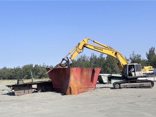 台版鐵達尼號開拆，部分船體已被拆卸放置在沙灘上。（讀者提供／程炳璋台南傳真）