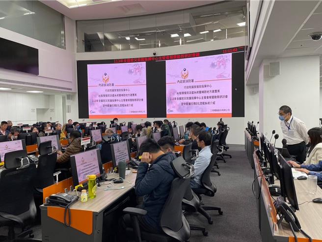 為保障消防弟兄工作安全，立法院本會期已順利修法增訂「消防人員安全衛生防護」專章，但外界卻謠傳稱專章要在《消防法》修正五年後才施行，對此內政部澄清，消防法部分修正條文已經總統公布，至於相關子法研修，將於6個月內盡速完成訂定，並與消防法同步施行。（示意圖／消防署提供）