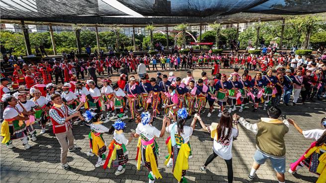 新竹县阿美族丰年祭「岁时祭仪」11月30日在文化局文化广场登场，在传统祈福仪式揭开序幕后，族人和与会来宾共跳热闹的大会舞。（罗浚滨摄）