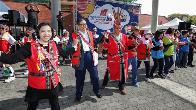 新竹县阿美族丰年祭「岁时祭仪」11月30日在文化局文化广场登场，县长杨文科（左二）与县议员林秉君（左一）和总头目林光荣（左三）牵手共跳大会舞。（罗浚滨摄）