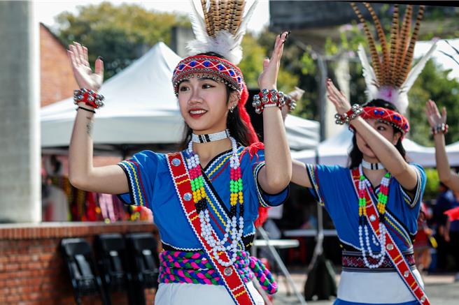 新竹县阿美族丰年祭「岁时祭仪」11月30日在文化局文化广场登场，各协会舞团轮番上阵跳起热情的阿美族舞蹈，年轻人组成的舞团展现新世代的文化创意。（罗浚滨摄）