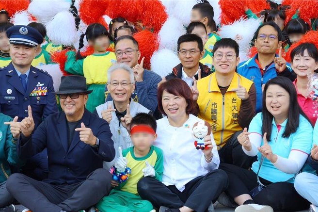 嘉義市志航國小，今(30日)舉行創校75周年校慶，著名節目製作人王偉忠(第一排左一)以大學長身分返回母校。(嘉義市政府提供／呂妍庭嘉義傳真)