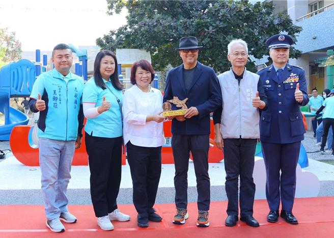 著名節目製作人王偉忠以大學長身分返回母校，獲嘉義市長黃敏惠頒贈傑出校友獎牌。(嘉義市政府提供／呂妍庭嘉義傳真)