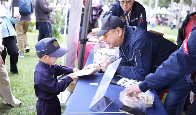 新北市警察局長廖訓誠發放警犬桌曆。（圖 / 劉詠韻翻攝）