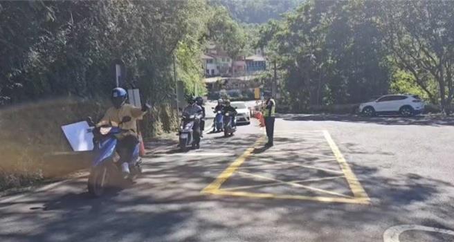 南横公路首次周末再度开通，六龟分局已针对辖区内重要路段及热门景点等，周边重点道路规划相关交通疏导措施，并加派员警加强疏导车流，维护交通安全。（高雄市警方提供／林雅惠高雄传真）