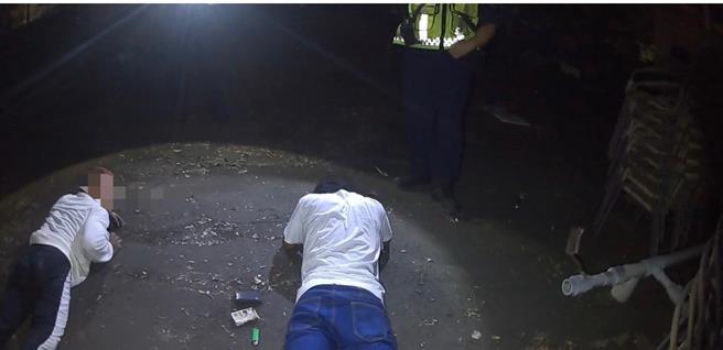 高雄有2名男子毒瘾发作，躲到工地内吸毒遭警方逮到。（警方提供／任义宇高雄传真）