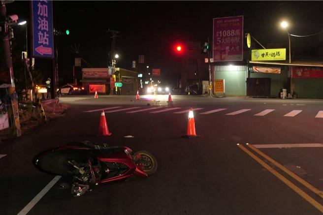 屏东发生死亡车祸，直行机车与转弯汽车发生碰撞，机车骑士送医不治。（警方提供／罗琦文屏东报导）