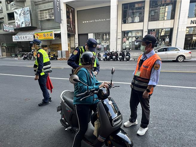 微型電動二輪車今（30）日起，需懸掛車牌才能上路，高市警局交通大隊啟動大執法，截至下午2點已發現27件違規，其中多為未懸掛車牌。（警方提供／任義宇高雄傳真）