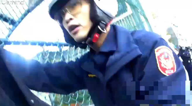 警方獲報趕抵現場，將何、潘2人壓制逮捕。（圖 / 劉詠韻翻攝）