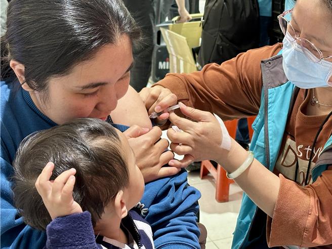 高端公司捐贈1800劑流感疫苗，提供花蓮19至49歲青壯年免費接種，今天在遠百施打狀況踴躍，有不少年輕媽媽接種，因擔心病毒感染幼童。（王志偉攝）