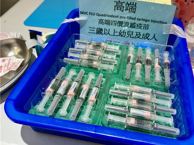 高端公司捐贈1800劑流感疫苗，提供花蓮縣19-49歲青壯年免費接種，今於遠東百貨廣場開打。（王志偉攝）