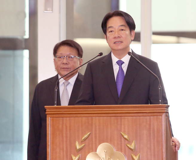 赖清德总统（右）30日率团出访太平洋友邦，他行前表示此次出访开创价值外交新时代，让世界看见台湾是促进全球和平稳定、繁荣发展的关键力量。（范扬光摄）