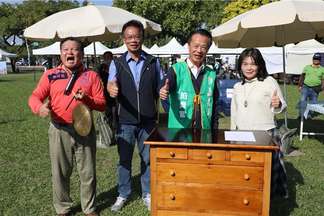 「嘉有好市集」11月市集主題呼應感恩節，主打「惜福感恩購」，安排嘉義縣長翁章梁擔任拍賣官，炒熱氣氛。(呂妍庭攝)