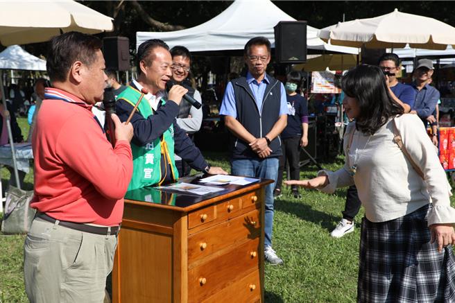 「嘉有好市集」11月市集主題呼應感恩節，主打「惜福感恩購」，安排嘉義縣長翁章梁擔任拍賣官，炒熱氣氛。(呂妍庭攝)