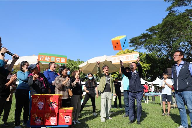 嘉義縣農會以嘉義縣長翁章梁擲出的骰子數字，以每盒30元超代價做為限量10盒的嘉義優鮮盲盒價格嘉義縣長翁章梁擲骰子丟出號碼「3」。(呂妍庭攝)