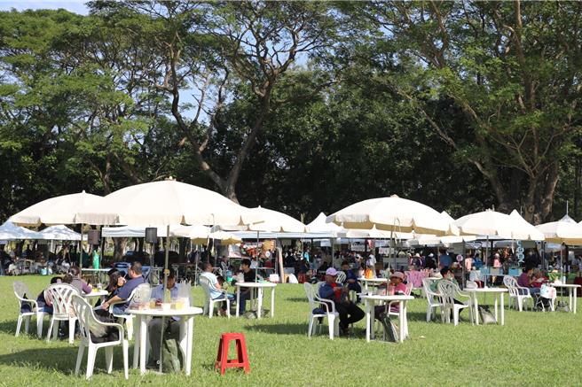 「嘉有好市集」30日在嘉義縣政府前廣場戀人公園熱鬧開市。(呂妍庭攝)