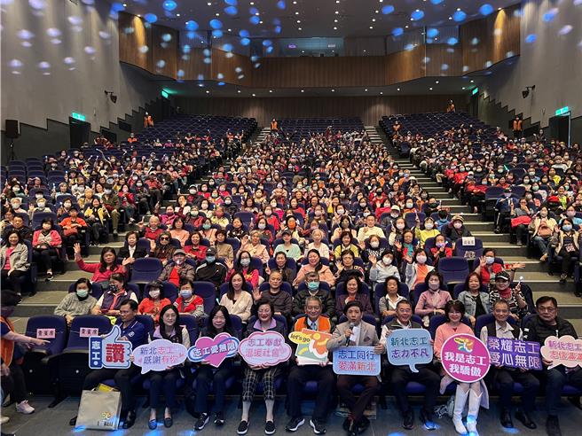 旺旺文教基金會「讓奉獻成為一種榮耀」公益演唱會，今日在新北市三重綜合體育館登場。（呂健豪攝）